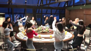 Người phục vụ: Vừa mới đun sôi nước vào buổi sáng