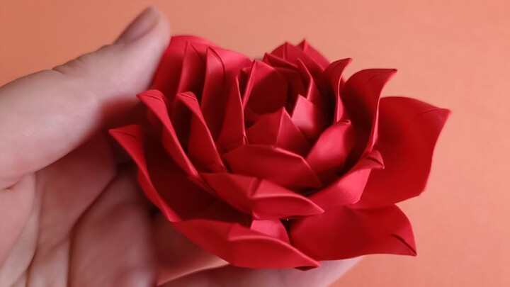 Origami roses are much prettier than Kawasaki roses, and the tutorial is very simple!