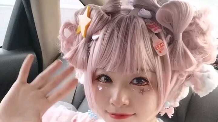 I’m checking out some physical stores in Nanjing for “San Keng” fashion—and you can even play claw m