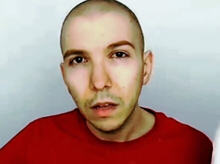 أخ الأفوكادو: أنا متقدم عليكم جميعًا بخطوتين.