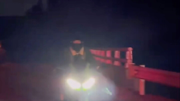 Nailing that street-eyewear vibe at night is all about maxing out the ambiance!