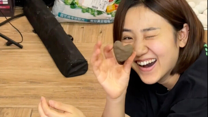 Đi siêu thị thấy trứng vịt giảm giá, mua hết về nhà để muối trứng vịt muối