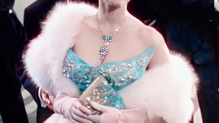 I have to say that the costumes and props of Hollywood in the last century were really powerful!