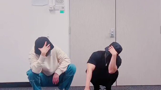 [Stray Kids] Tantangan OMG Lee Know dan Changbin~ Pembuat film Lee Felix membuat penampilan spesial,