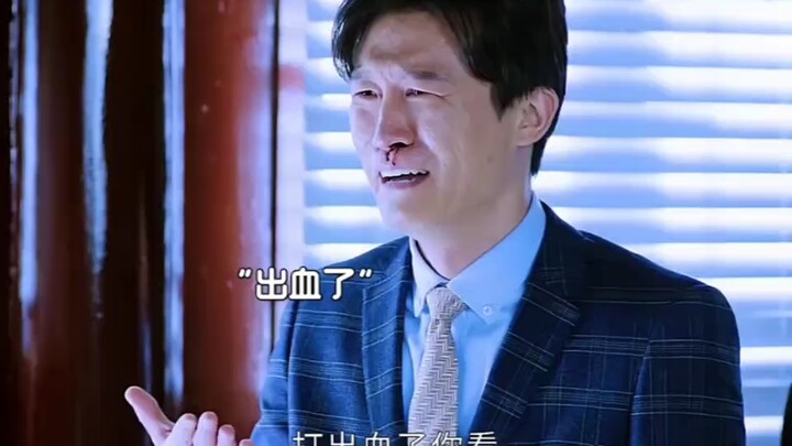 Đứa trẻ nghịch ngợm cố tình phá hỏng tủ trưng bày trong trung tâm thương mại nhưng không bị bắt, cuố