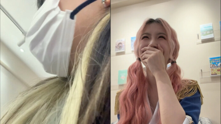 ماذا يحدث عندما تتظاهر الأخت الصغيرة طالبة الدراسات العليا بأنها معجبة لتصافح أختها المثلّثة المحبوب