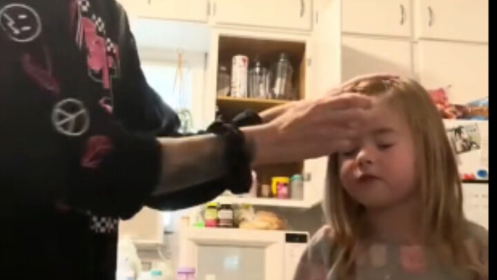 Kid’s Reaction When Mom Hits Their Head with an Egg