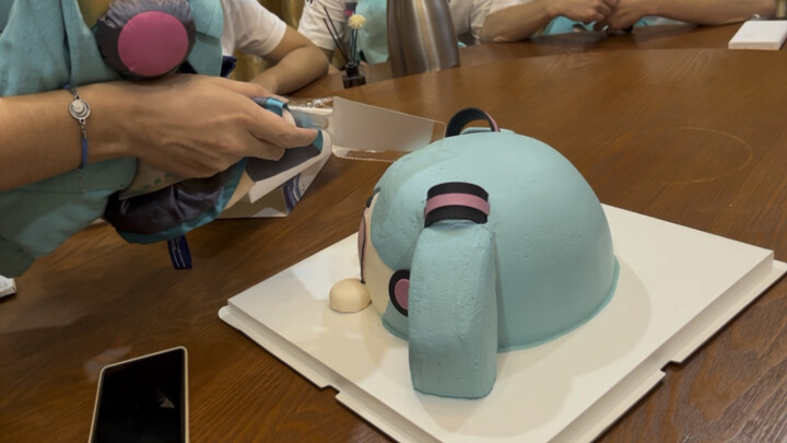 «اختفاء هاتسوني ميكو» و«الفتاة التي تنفجر دماغها»