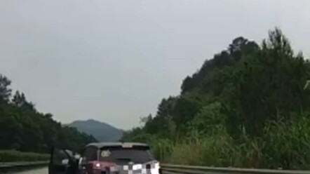 Cô gái nghi bị người khác theo dõi, ép xe trên cao tốc rồi ép dừng lại, khiến xe đâm nhau.