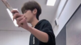 高颜值男幼师小学老师上课，学生嬉皮笑脸，于是拿出戒尺才行，笑死🤣！！！