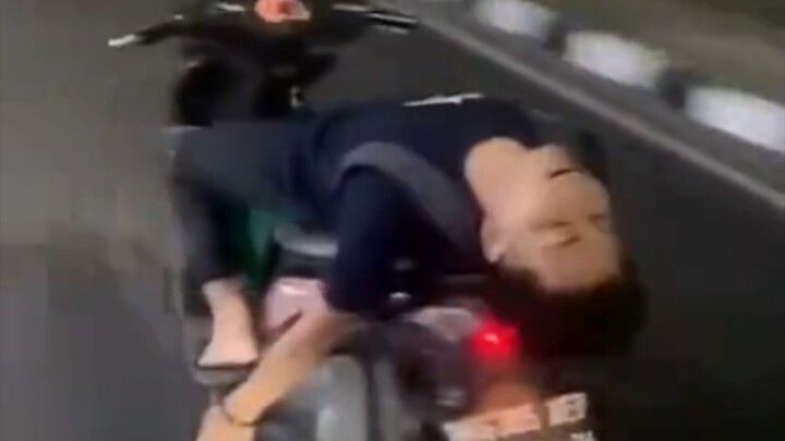 Lái tự động × Chết vì lái tự động √