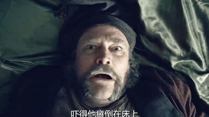 Pria menarik tali di langit-langit, dan tiba-tiba segerombolan tikus berjatuhan dari atas!