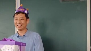 The whole class celebrated the teacher's birthday. The students hid at the door to prepare a surpris