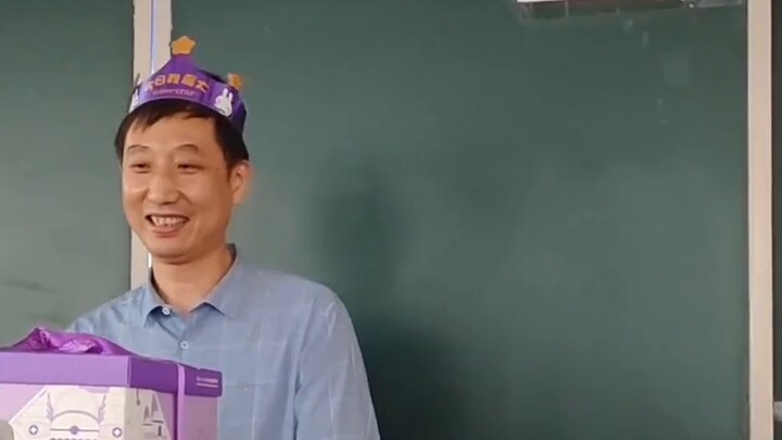 The whole class celebrated the teacher's birthday. The students hid at the door to prepare a surpris