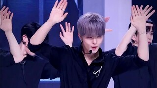 จวี๋: นี่คือทีมหนุ่มหล่อที่ฉันคัดสรรมาอย่างพิถีพิถันเลยนะ