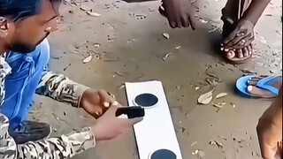 印度街头骗局曝光，谨防上当受骗。