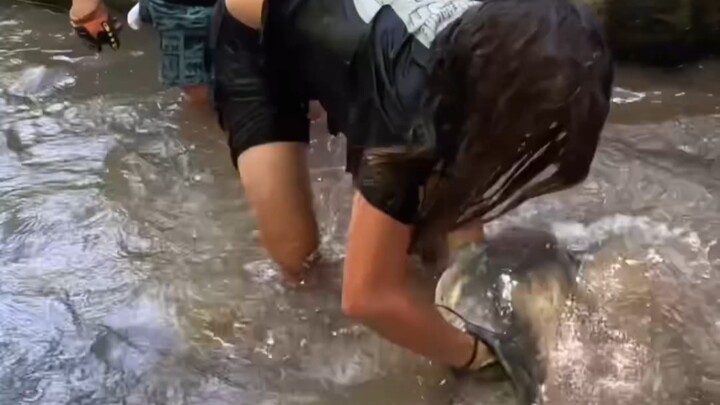 Astonishing footage: Several children battle a river monster in a creek.