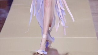 Saya bisa mengalahkan model selebritas internet hanya dengan berjalan santai. Buku panduan catwalk b