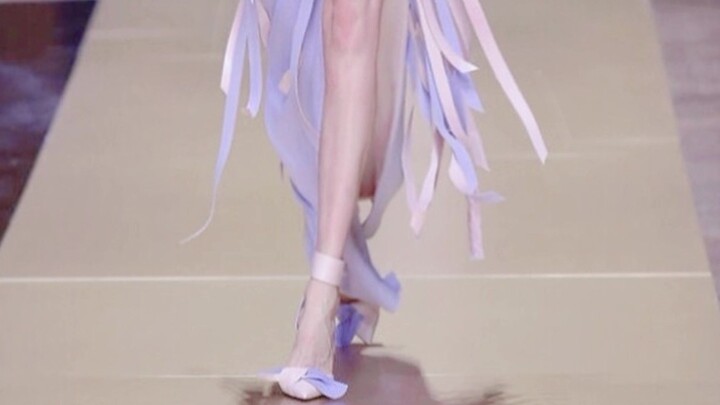 I can beat the internet celebrity models with just a light walk. The catwalk textbook is not just a 