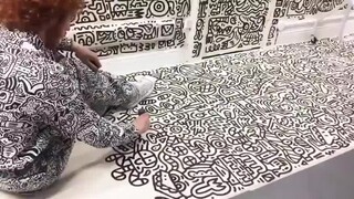 Mr. Doodle does not need to think about anything, he paints at a very fast speed, and the unique han