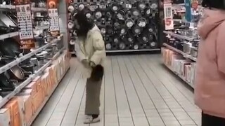 أنت لا تزال شابًا، لذلك أنت لا تعرف سوى الجوارب السوداء والنساء الناضجات!