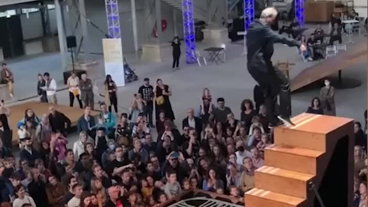 把重力玩出花样！法国舞蹈家安布尔·乔亚的神级表演