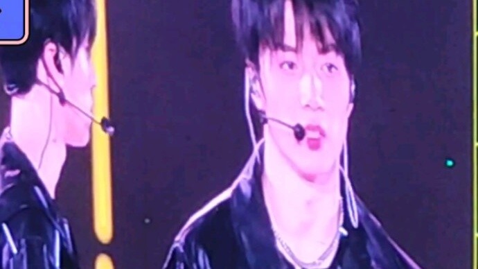 It's so funny, Wenxuan is so good at contrasting when he's on stage