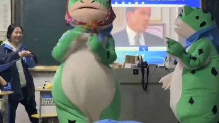 New Year's Eve party performance of trouble maker, wearing a frog costume to perform medley