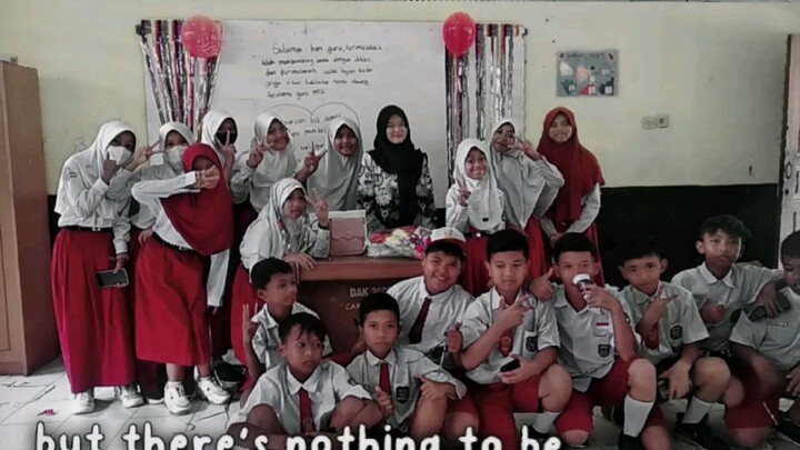 Foto sekelas bareng guru di hari guru (walaupun telat tapi selamat hari guru)