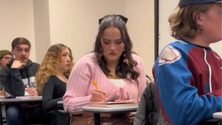爱上班里那个打扮有主角气质的女生