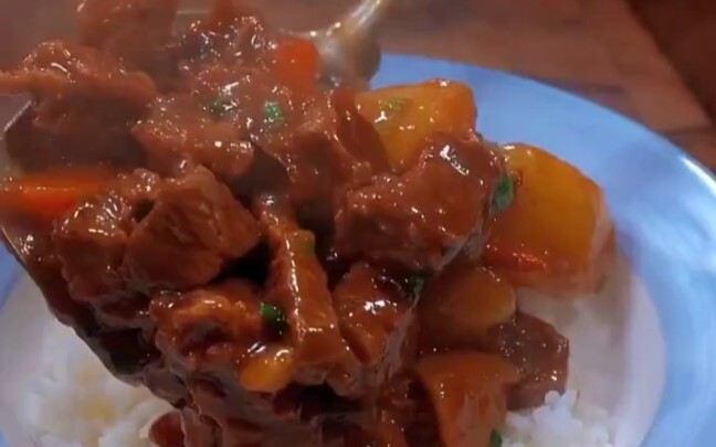 客人指责菜不熟  厨师直接让他出门左转 "土豆炖牛肉  "美食教程