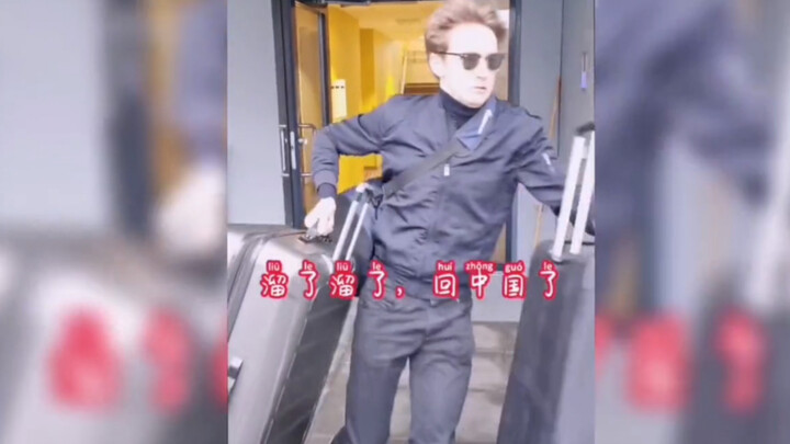 When a foreigner returns to his country after staying in China for a long time, he buys a plane tick