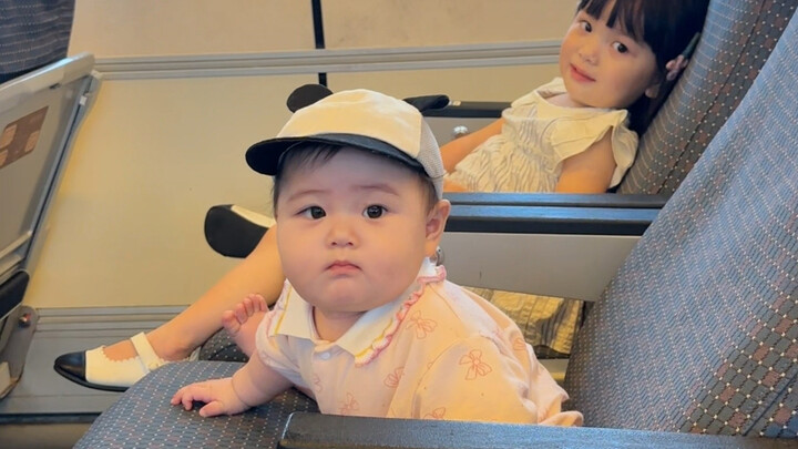 I met two super cute little figures on the high-speed rail!