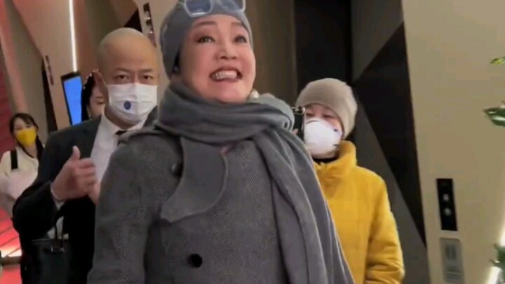 Zhang Lan's new store opens with great success—my goodness, it's even more popular than celebrities!