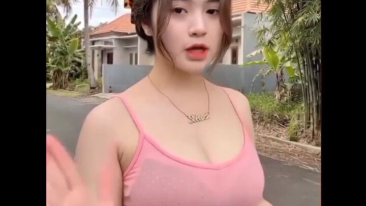 kakak cantik siapakah namanya ???