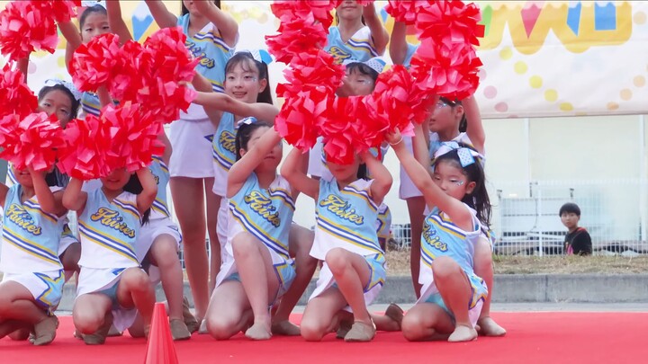 Cô gái cổ vũ Nhật Bản năng động và vui tươi!