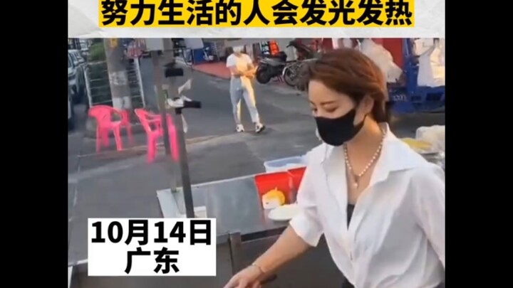 The 35-year-old stir-fried noodle lady always dresses up beautifully; those who work hard and live d