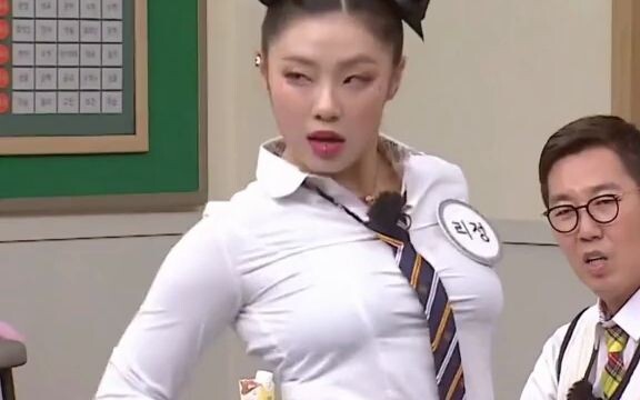 ลีจุง 〈มาเฟียยามเช้าที่แสนจะบ้าคลั่ง〉 การปรับความแข็งแกร่งของหลี่ จุนดูดีมาก และเขาก็มีรูปร่างที่ยอด