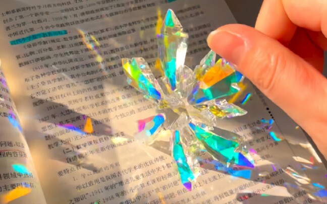 Butiran salju di bawah sinar matahari berwarna-warni～