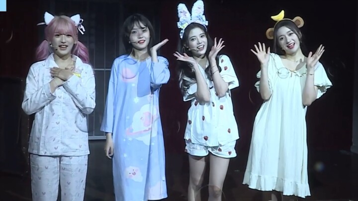 The four children of Xin Yang's family danced to Karagou's song, and Xin's father and Yang's mother 