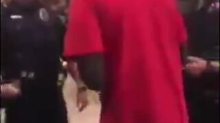 Cảnh sát da trắng Mỹ bắt nhầm người da đen, tình hình một lúc trở nên vô cùng khó xử