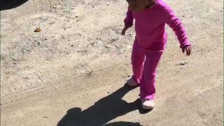 两岁的女儿非常害怕自己的影子，见一次哭一次，爸妈都无奈了，这玩意还要跟着你一辈子啊