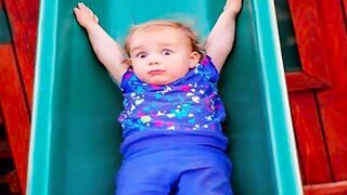 เด็กน่ารักสู่สนามเด็กเล่นครั้งแรก - วิดีโอกลางแจ้งสำหรับเด็ก