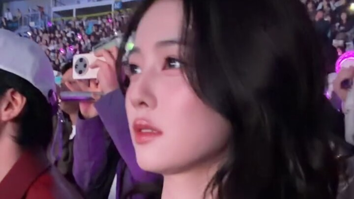 Bagaimana rasanya saat menonton konser dengan Bai Lu duduk di sebelah?
