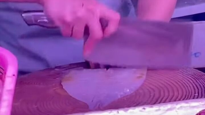 Cô gái khoe tài thái cá điêu luyện của chủ quầy ở chợ miền Nam, chợ miền Bắc: Không tin, không lan t
