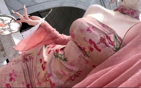 Aqiang’s cheongsam—aren’t you smitten?