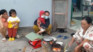 Cả nhà Mẹ Tính tổ chức làm “BÁNH XÈO MIỀN TRUNG” sum họp gia đình.