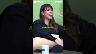 CERITA DI BALIK RAISA YANG PAKE KURSI RODA WAKTU KONSER DI GBK