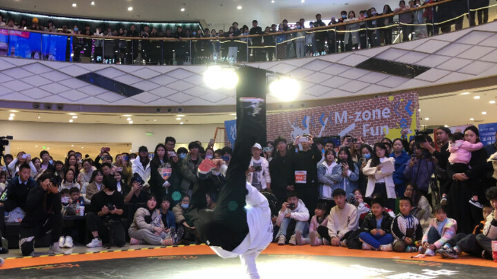 Cuộc thi nhảy đường phố trong trường, màn biểu diễn của giám khảo bboy Hạo Nhiên