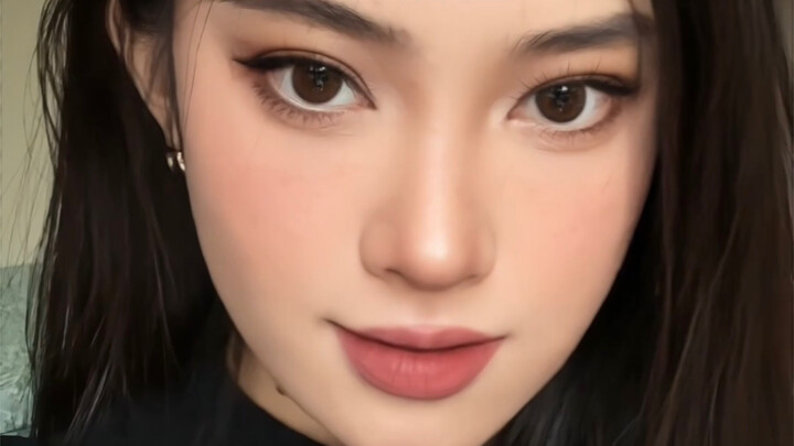 Western makeup is the perfect look for flat faces.